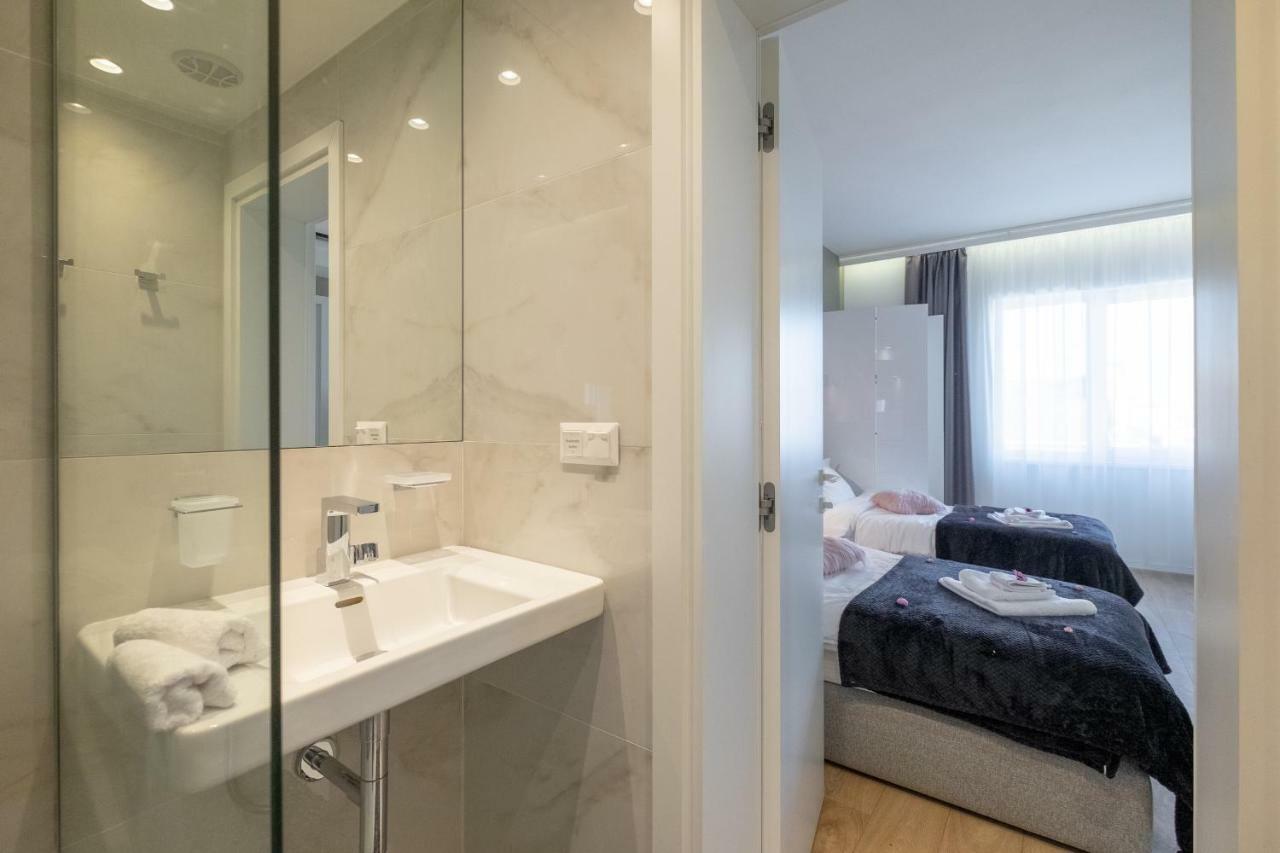 Vitosha Blvd Luxury 2-Bedroom, 2-Bathroom With Balcony Sofia Bagian luar foto