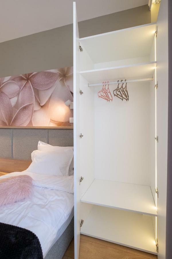 Vitosha Blvd Luxury 2-Bedroom, 2-Bathroom With Balcony Sofia Bagian luar foto