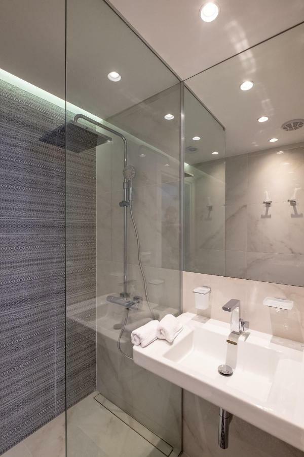Vitosha Blvd Luxury 2-Bedroom, 2-Bathroom With Balcony Sofia Bagian luar foto