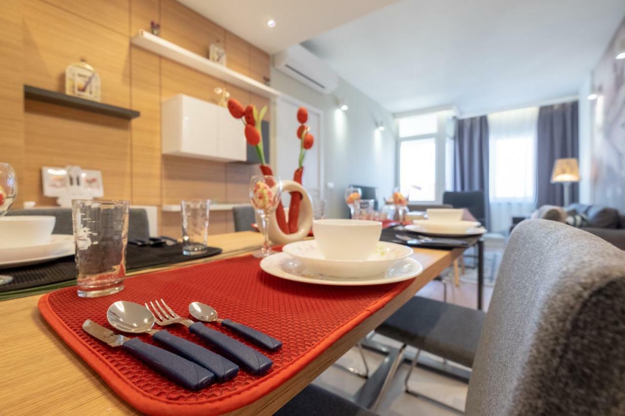 Vitosha Blvd Luxury 2-Bedroom, 2-Bathroom With Balcony Sofia Bagian luar foto
