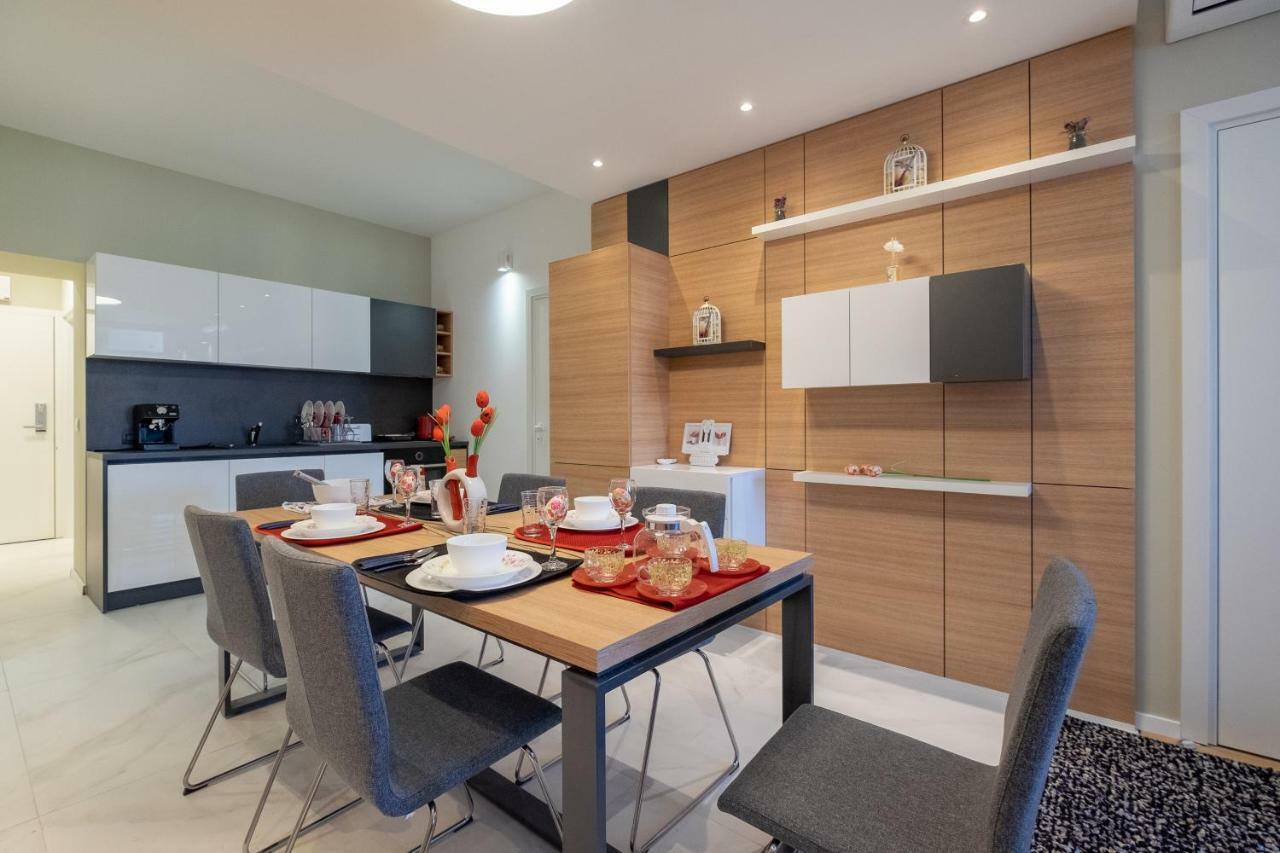 Vitosha Blvd Luxury 2-Bedroom, 2-Bathroom With Balcony Sofia Bagian luar foto