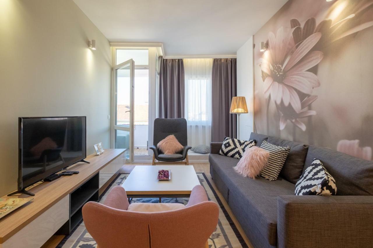 Vitosha Blvd Luxury 2-Bedroom, 2-Bathroom With Balcony Sofia Bagian luar foto
