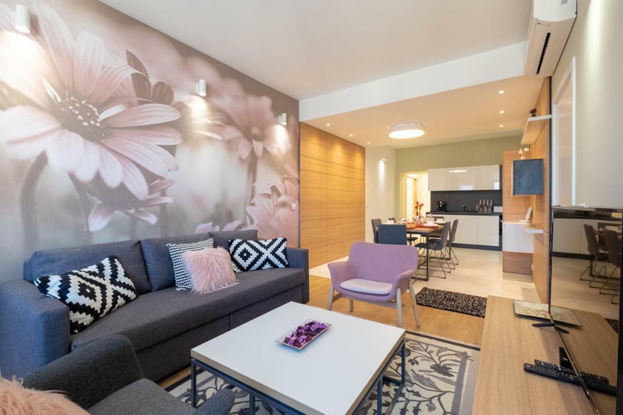 Vitosha Blvd Luxury 2-Bedroom, 2-Bathroom With Balcony Sofia Bagian luar foto