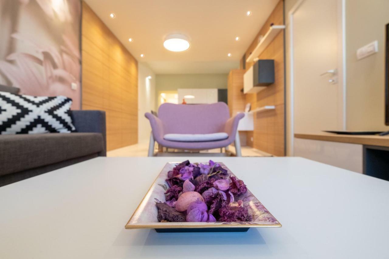 Vitosha Blvd Luxury 2-Bedroom, 2-Bathroom With Balcony Sofia Bagian luar foto