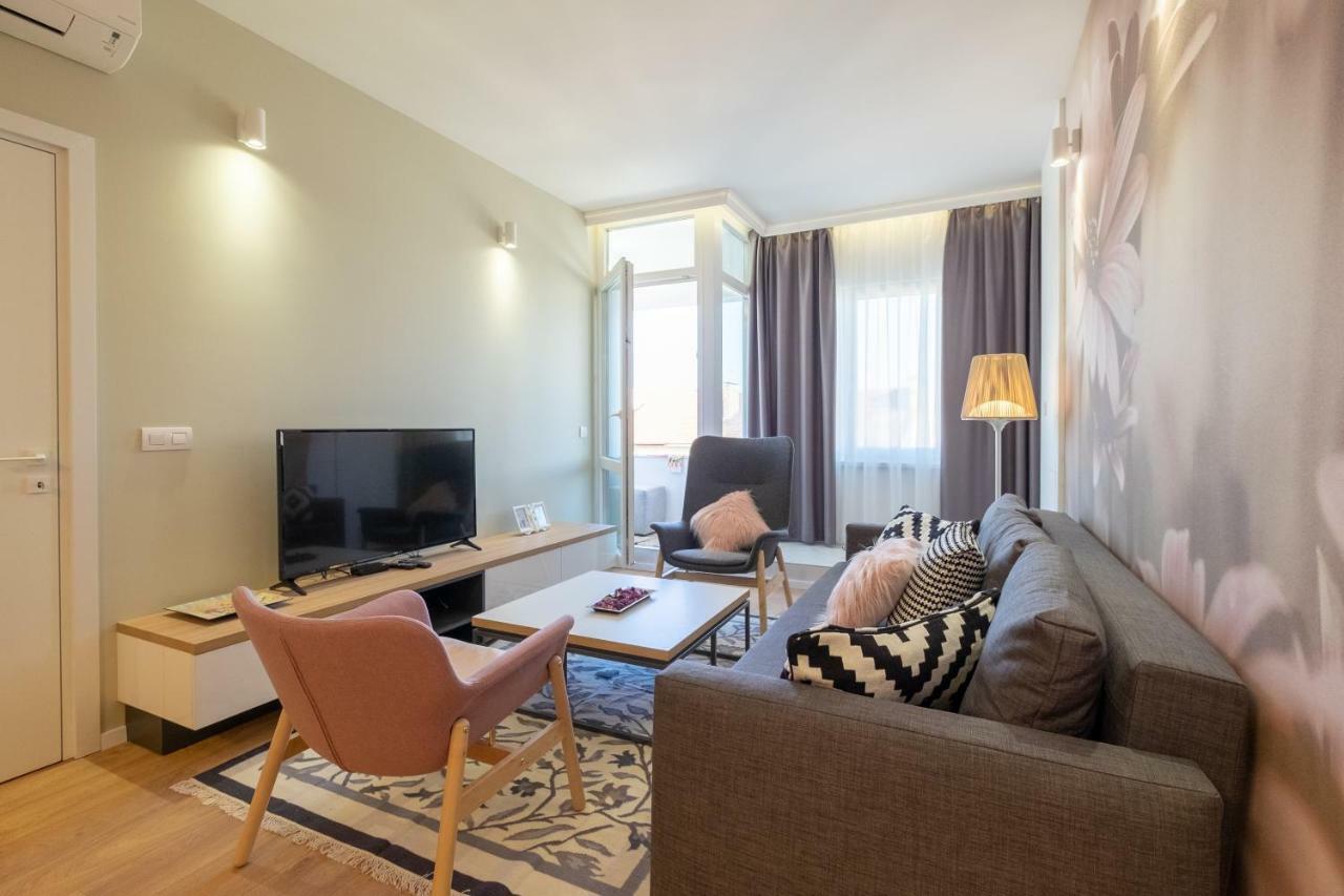 Vitosha Blvd Luxury 2-Bedroom, 2-Bathroom With Balcony Sofia Bagian luar foto