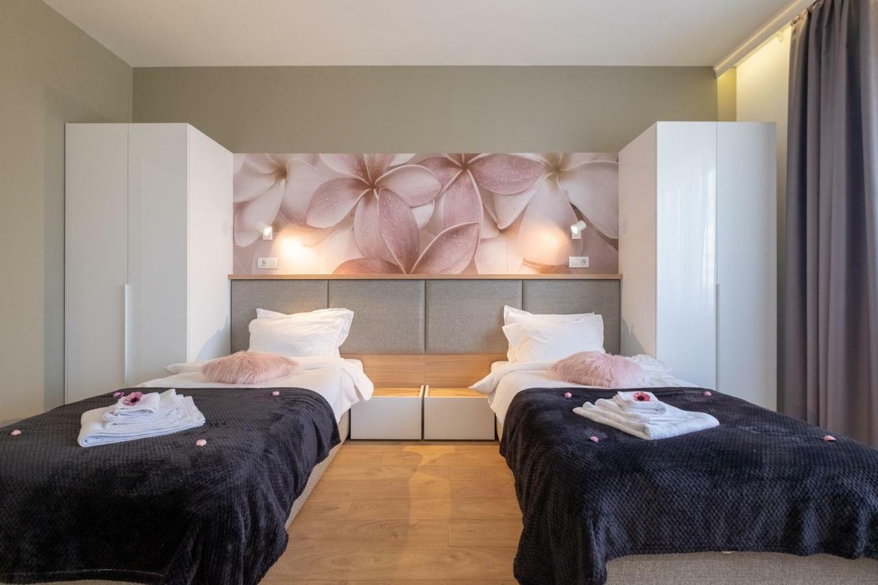 Vitosha Blvd Luxury 2-Bedroom, 2-Bathroom With Balcony Sofia Bagian luar foto