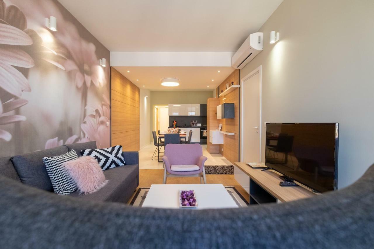 Vitosha Blvd Luxury 2-Bedroom, 2-Bathroom With Balcony Sofia Bagian luar foto