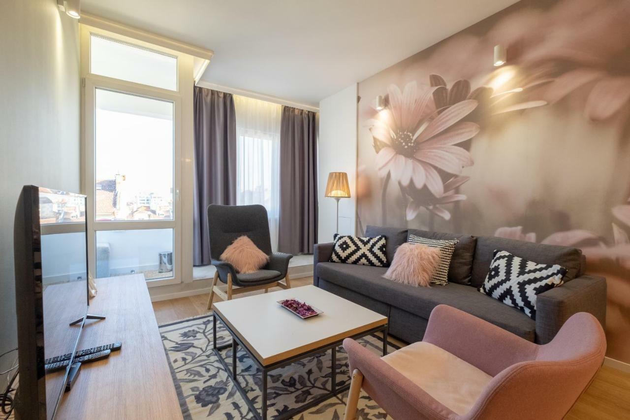 Vitosha Blvd Luxury 2-Bedroom, 2-Bathroom With Balcony Sofia Bagian luar foto