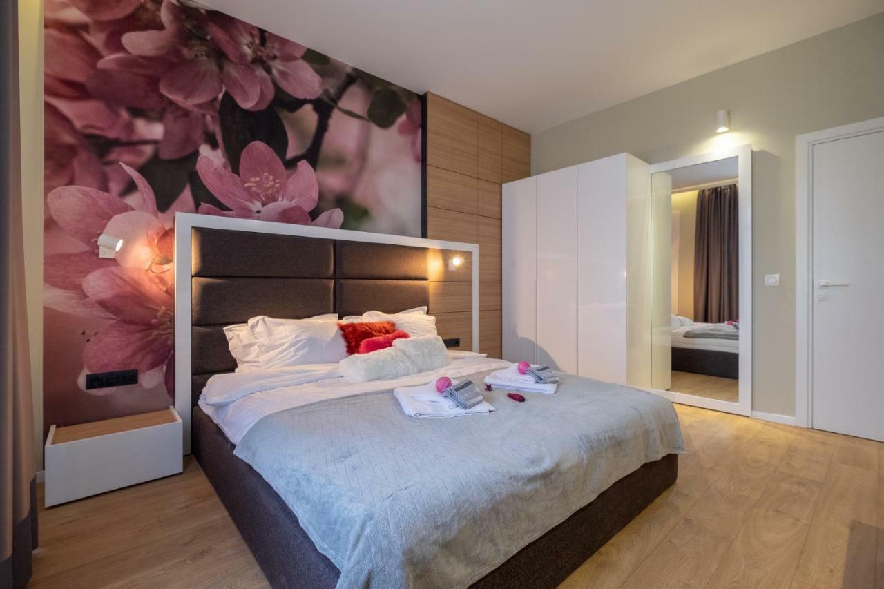 Vitosha Blvd Luxury 2-Bedroom, 2-Bathroom With Balcony Sofia Bagian luar foto