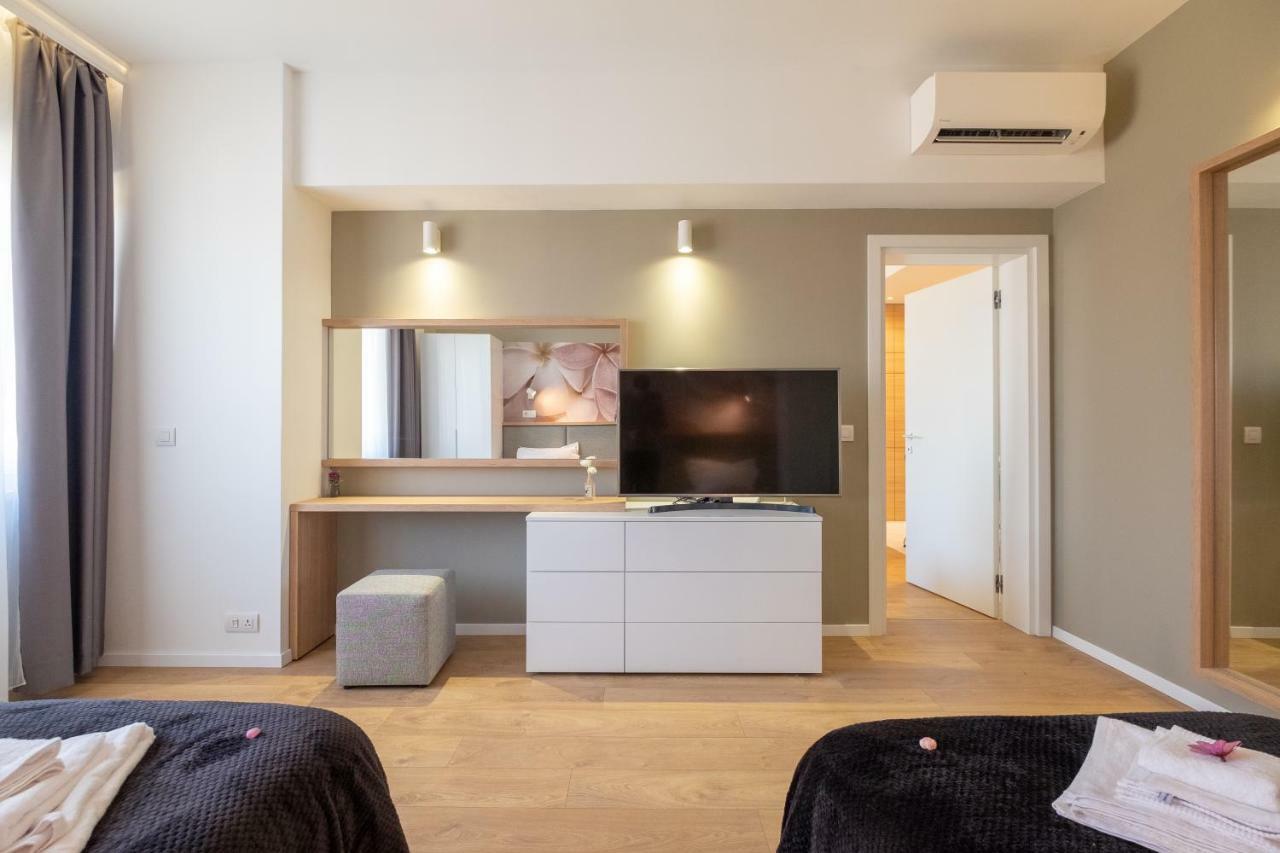 Vitosha Blvd Luxury 2-Bedroom, 2-Bathroom With Balcony Sofia Bagian luar foto