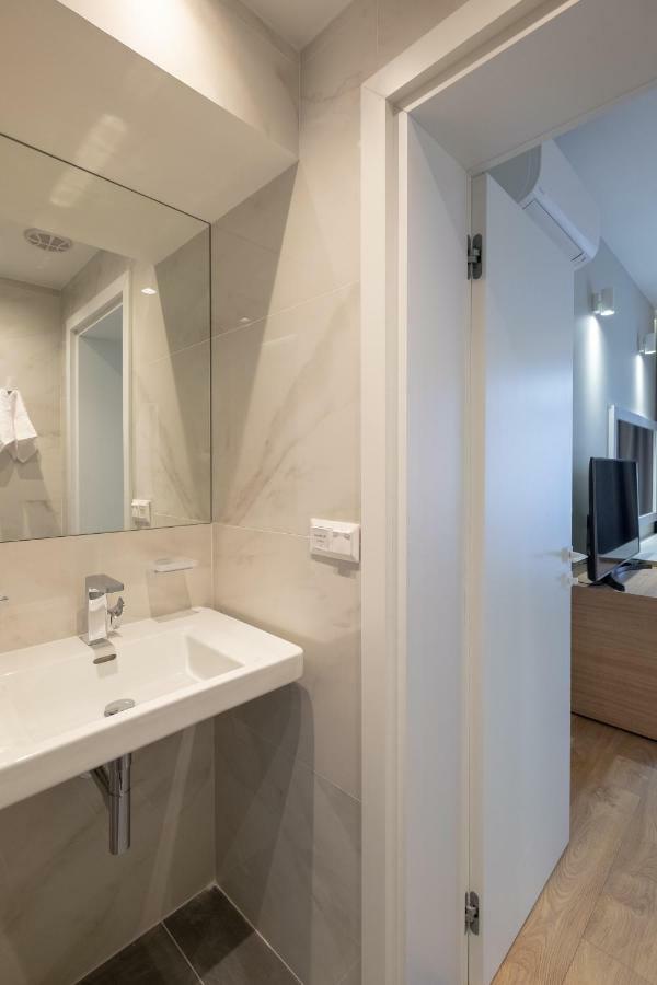 Vitosha Blvd Luxury 2-Bedroom, 2-Bathroom With Balcony Sofia Bagian luar foto