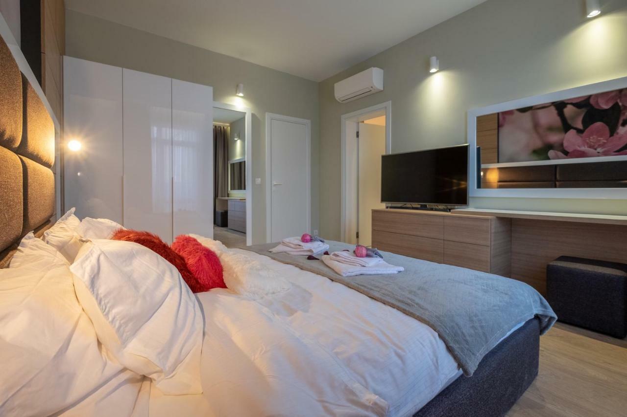 Vitosha Blvd Luxury 2-Bedroom, 2-Bathroom With Balcony Sofia Bagian luar foto