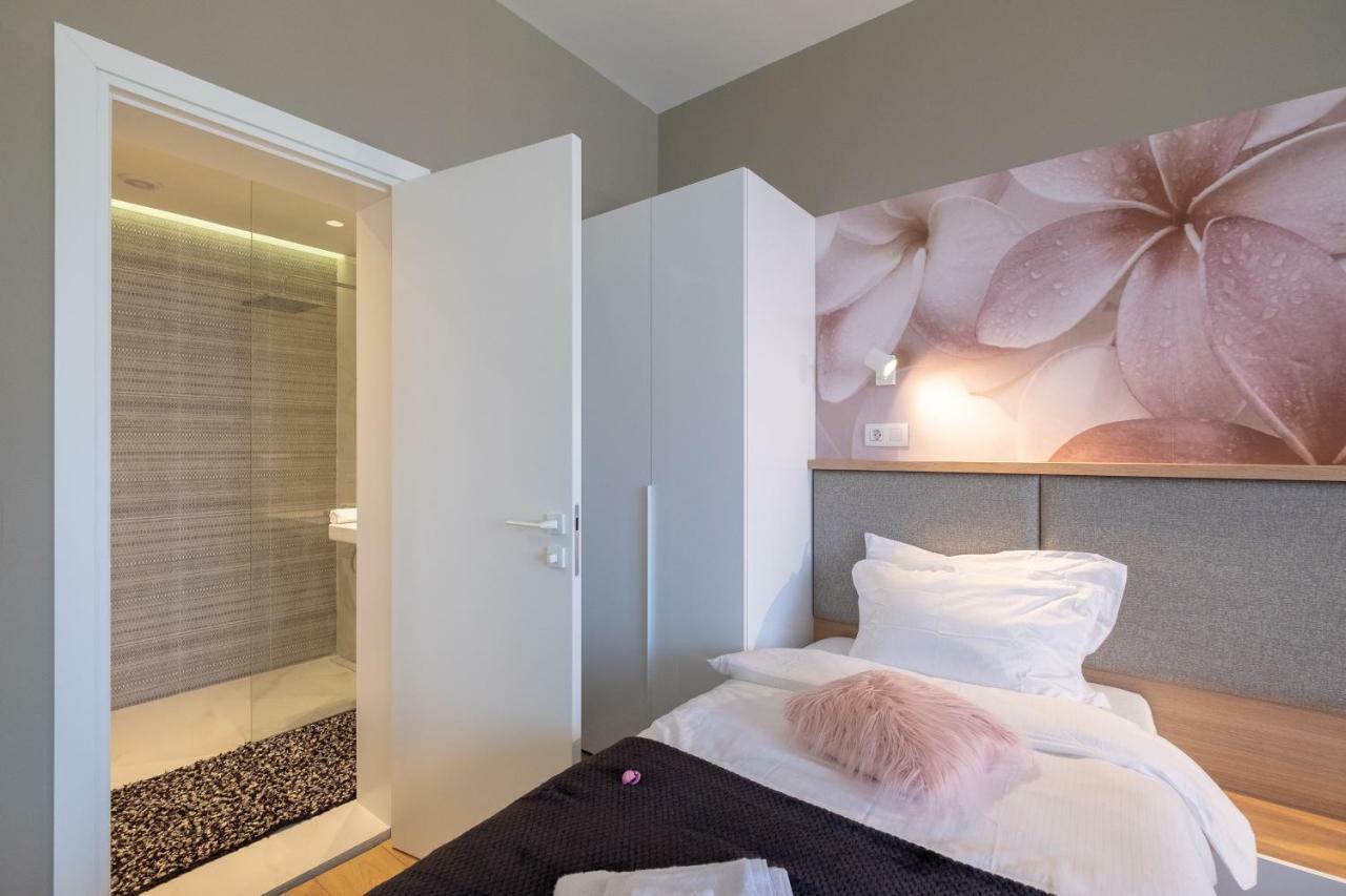 Vitosha Blvd Luxury 2-Bedroom, 2-Bathroom With Balcony Sofia Bagian luar foto