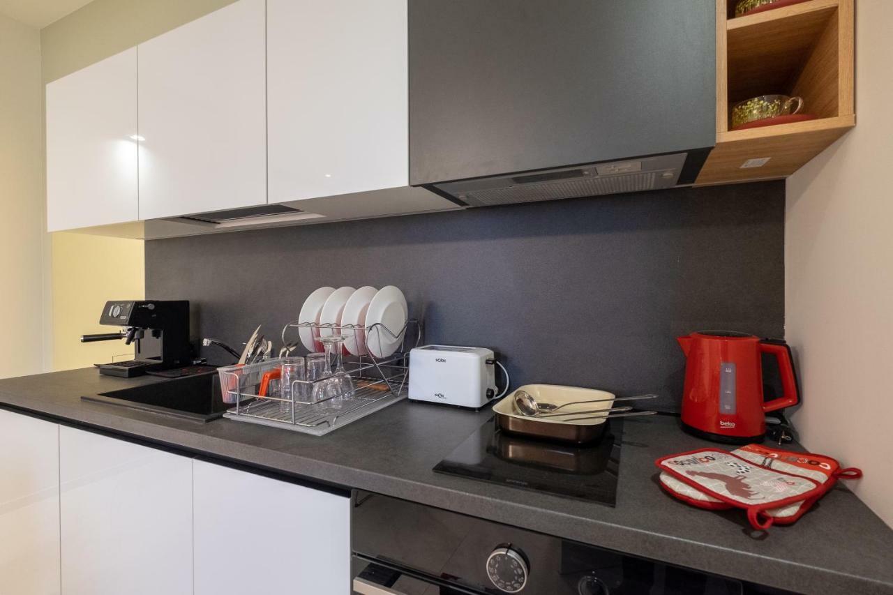 Vitosha Blvd Luxury 2-Bedroom, 2-Bathroom With Balcony Sofia Bagian luar foto
