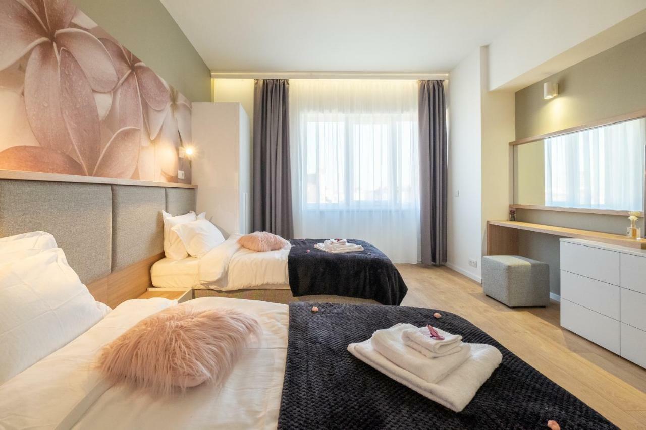 Vitosha Blvd Luxury 2-Bedroom, 2-Bathroom With Balcony Sofia Bagian luar foto