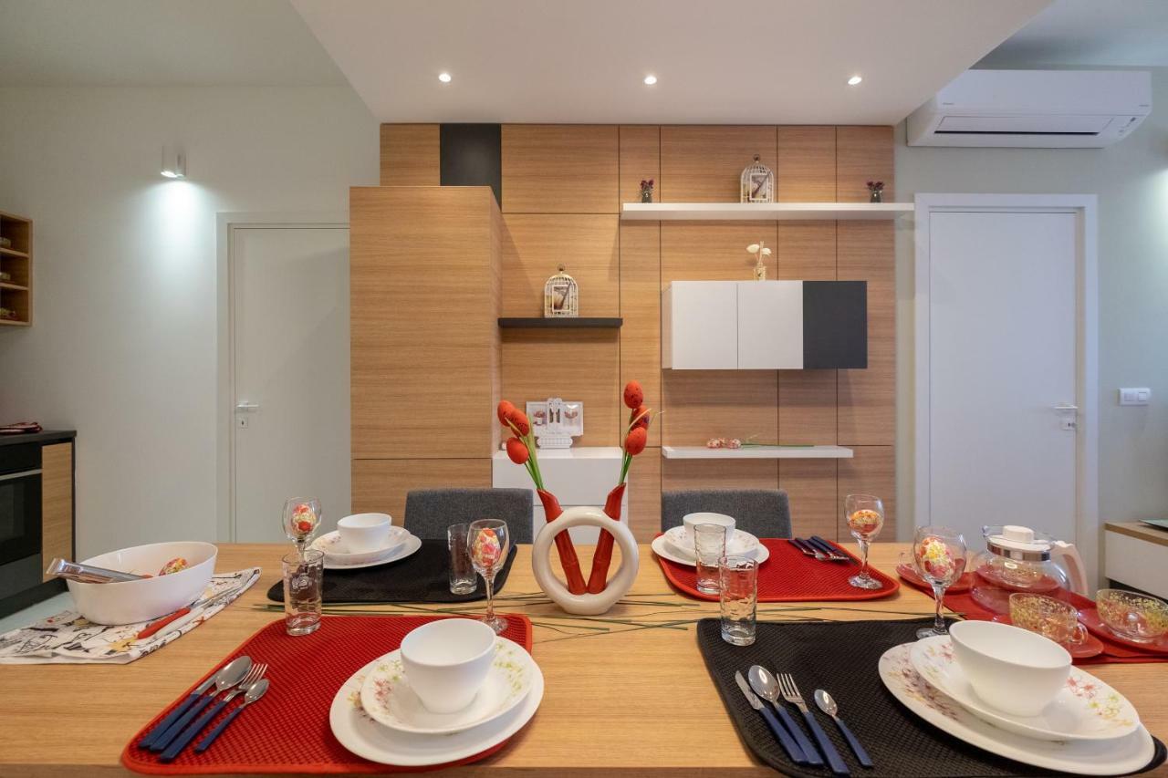 Vitosha Blvd Luxury 2-Bedroom, 2-Bathroom With Balcony Sofia Bagian luar foto
