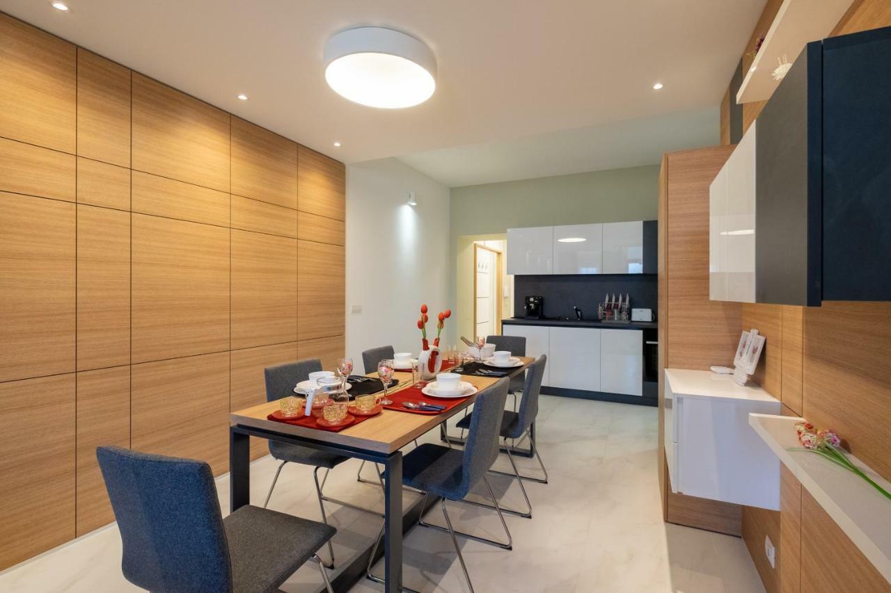 Vitosha Blvd Luxury 2-Bedroom, 2-Bathroom With Balcony Sofia Bagian luar foto