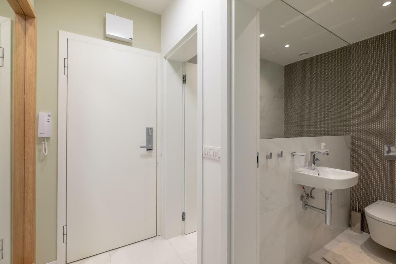 Vitosha Blvd Luxury 2-Bedroom, 2-Bathroom With Balcony Sofia Bagian luar foto