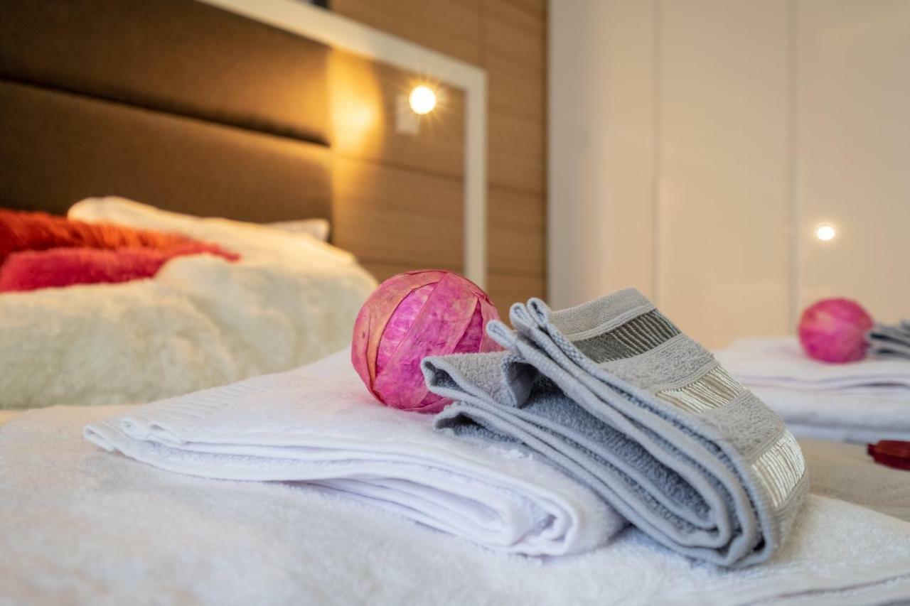 Vitosha Blvd Luxury 2-Bedroom, 2-Bathroom With Balcony Sofia Bagian luar foto