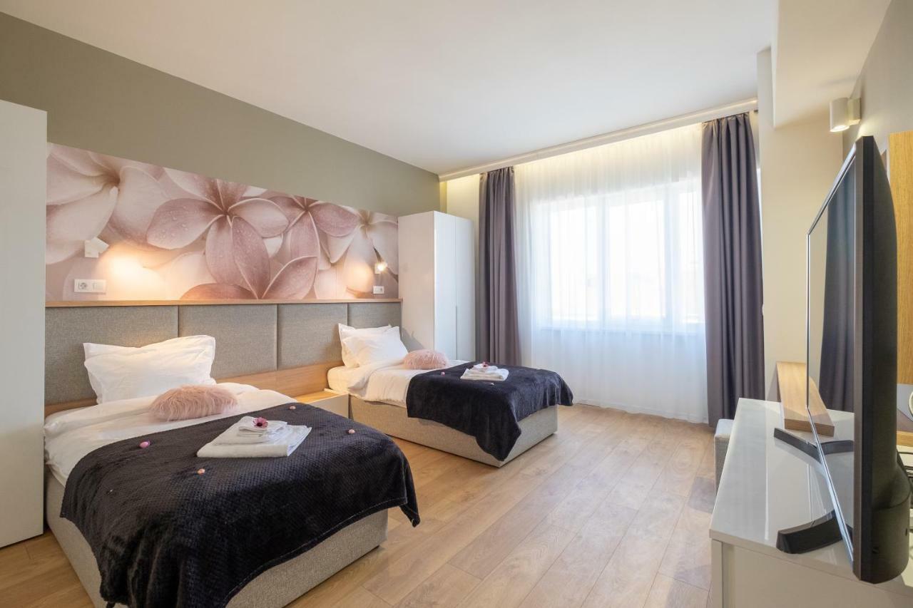 Vitosha Blvd Luxury 2-Bedroom, 2-Bathroom With Balcony Sofia Bagian luar foto