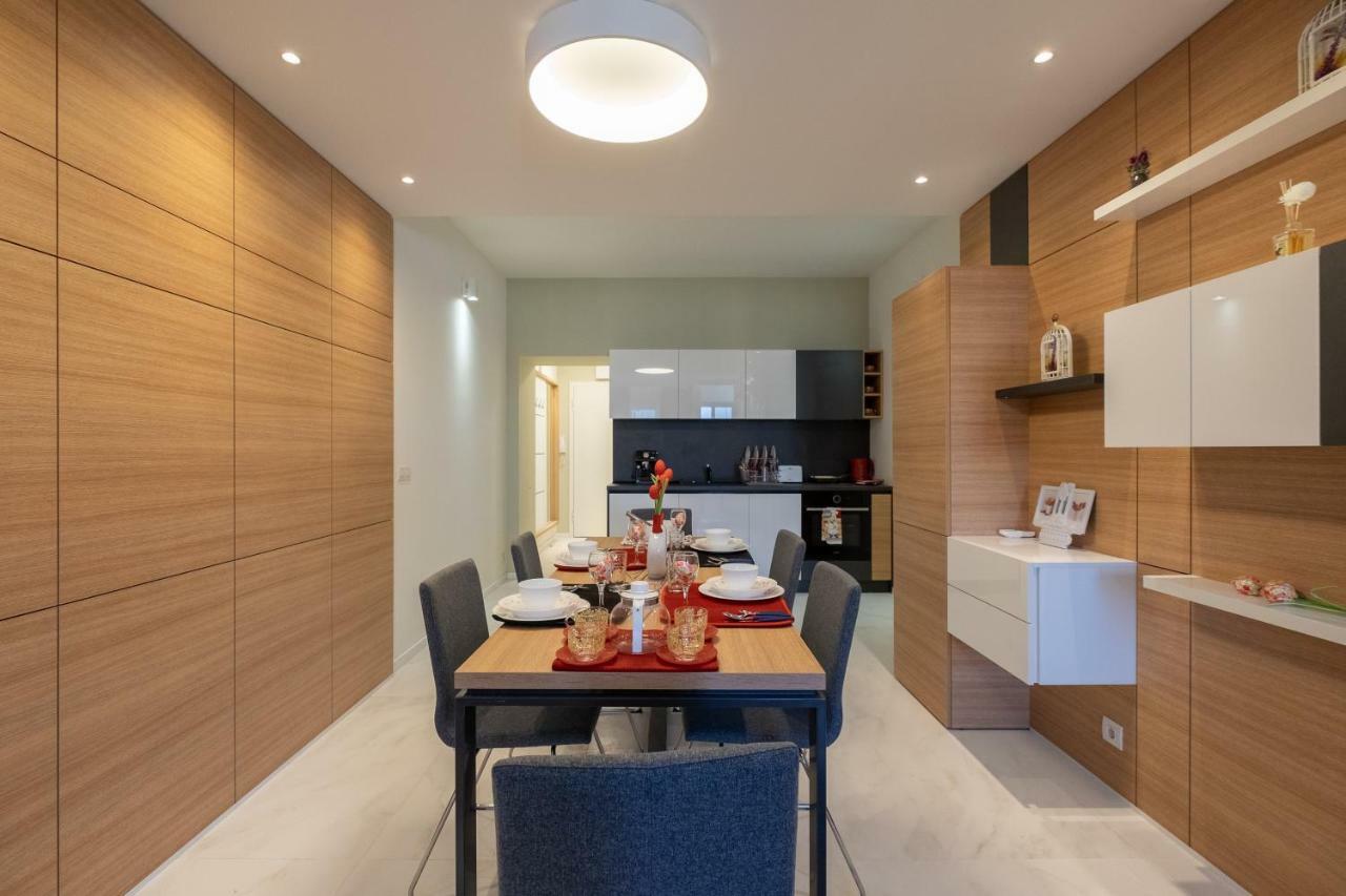 Vitosha Blvd Luxury 2-Bedroom, 2-Bathroom With Balcony Sofia Bagian luar foto
