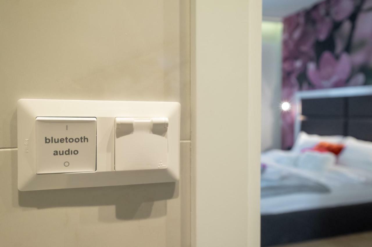 Vitosha Blvd Luxury 2-Bedroom, 2-Bathroom With Balcony Sofia Bagian luar foto
