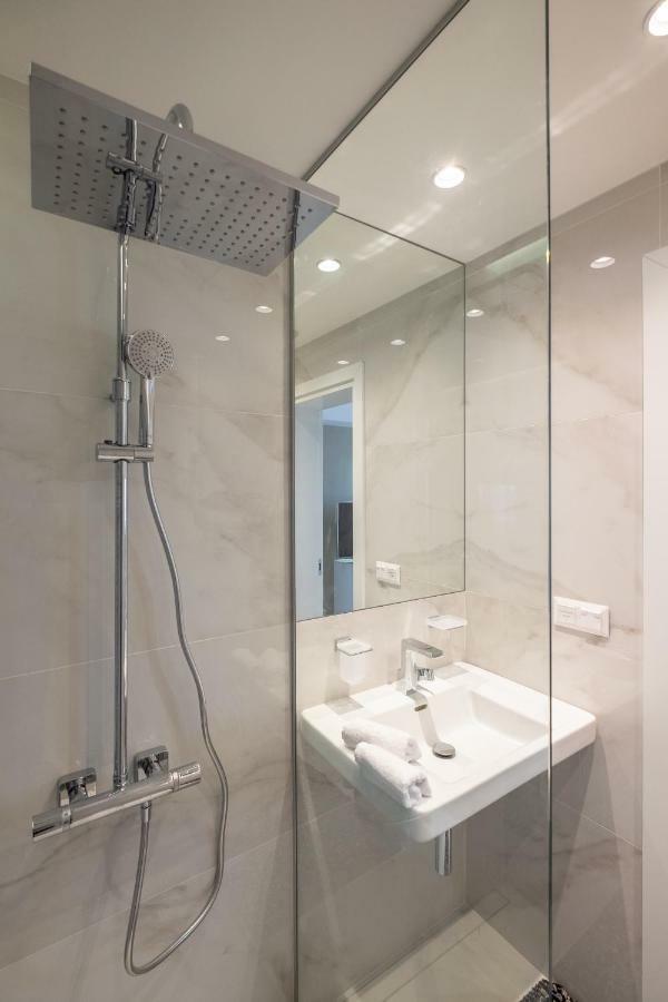 Vitosha Blvd Luxury 2-Bedroom, 2-Bathroom With Balcony Sofia Bagian luar foto