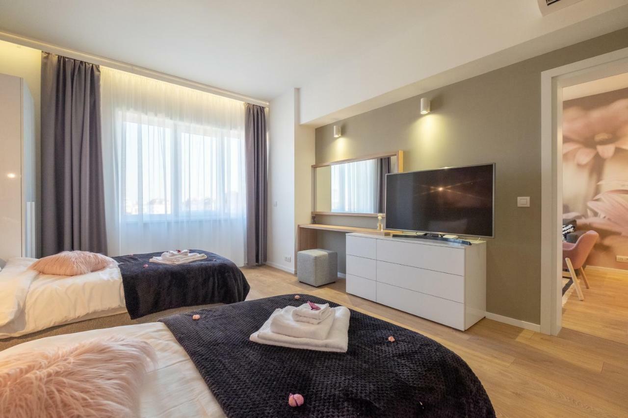 Vitosha Blvd Luxury 2-Bedroom, 2-Bathroom With Balcony Sofia Bagian luar foto