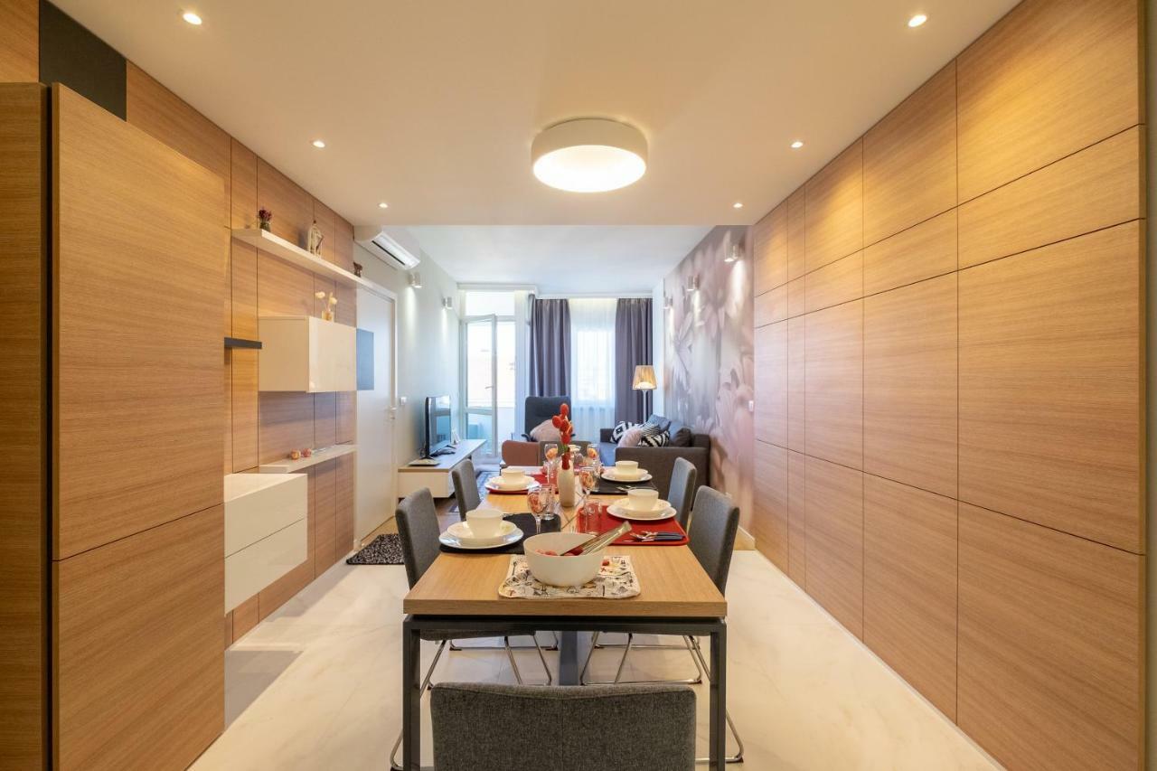 Vitosha Blvd Luxury 2-Bedroom, 2-Bathroom With Balcony Sofia Bagian luar foto