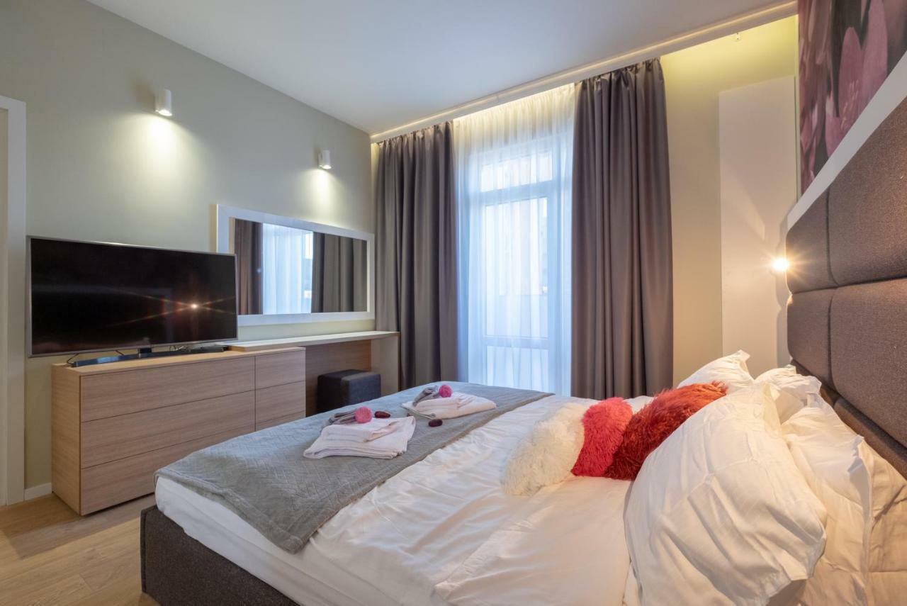 Vitosha Blvd Luxury 2-Bedroom, 2-Bathroom With Balcony Sofia Bagian luar foto